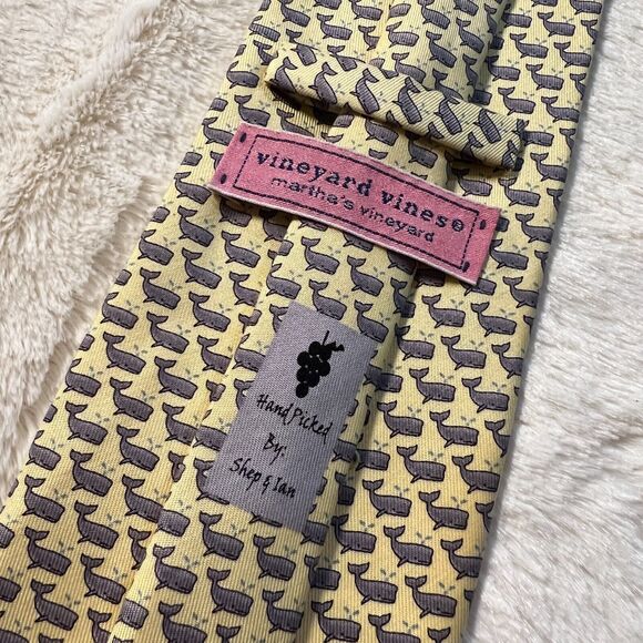 VINEYARD VINES Classic Whale Blue on Yellow Preppy Men's 100% Silk Neck Tie 57" - Picture 5 of 8